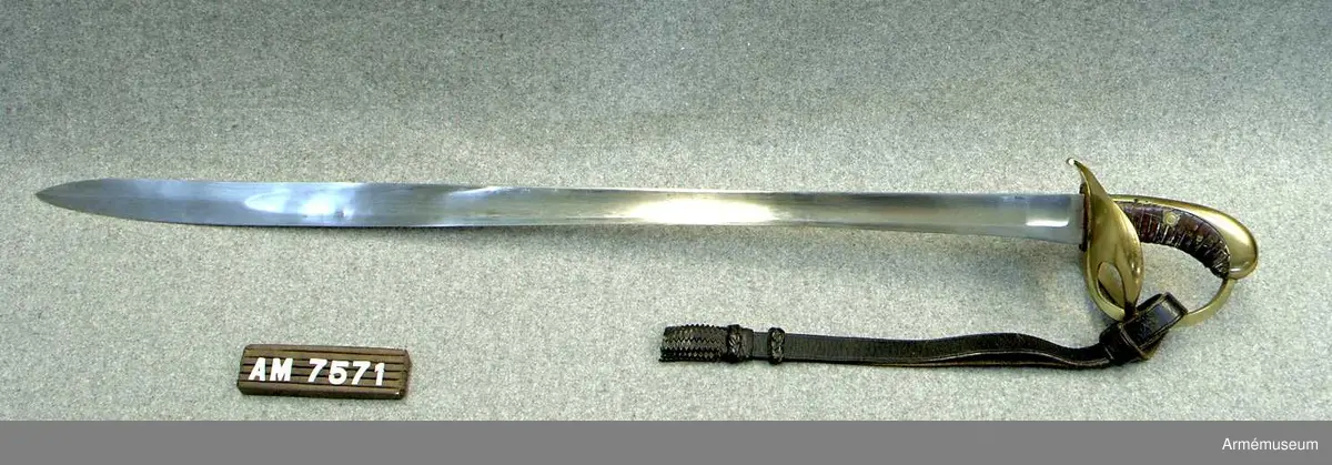 Stålklinga med ässingsfäste och läderklädd kavel.