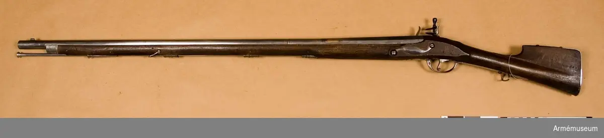 Grupp E II.
Infanterigevär med flintlås.
Namnchiffer AR Sachsen. På pipans över sida står R.B.P.C. N 22 samt nr 225 vilket även återfinnes på kolvens V sida.