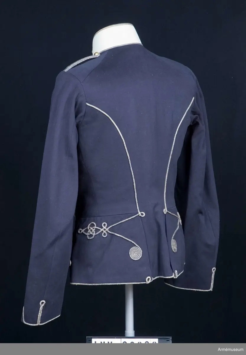 Grupp C I.
Ur uniform för ryttmästare vid Livreg:s husarer. Består av dolma, långbyxor, mössa med pompong och två plymer och två mössfodral.