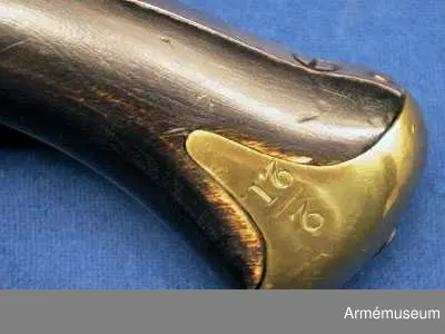 Flankörpistol m/1807 av Helvigs konstruktion, med flintlås. Kaliber: nominal 16 mm, verklig 16,55 mm. PIPAN är rund. Svansskruven har baktill en hake, som är inpassad i ett hål på det vid stocken fästa svansjärnet. Ett båtformigt mässingskorn sitter 4,1 cm bakom mynningen. På svansjärnet sitter ett högt ståndsikte. Svanskruvsjänet fasthålles av en uppifrån isatt korsskruv. På pipans översidan monogram av I T samt G B och en otydlig stämpel. På vänstra sidan numret 46 och på undersidan ett R. Loppet är slätborrat.

LÅSET har platt bleck, fängpannearm och eldskärm. Studeln har en egendomlig, kantig form. Slag- och eldstålsfjädrarna är så krökta att den främre låsskruven går inom deras bukter. På bleckets insida monogram av I M.

STOCK av björk och svart. På V sidan bakom sidblecket inslaget nummer 46 och årtalet 1811. Till V om varbygelns främre arm står nummer 29.

BESLAG av mässing. Kolvkappan har rätt korta, avrundade flikar och är hoptryckt från sidorna. Den fasthålles av en skruv i centrum. Varbygelns bakre arm går ned till kolvkappan och fasthålles av en skruv. Den korta främre varbygelsarmen har docka. Sidblecket är platt och böjt i rät vinkel. Pipan fasthålles av två band, vilka kvarhållas av stift. Näsbandet är ganska långt, litet utskuret för kornet och har nedtill en kort, bakåtgående spets. Det nedre bandet har en kort, framåtriktad spets. På sidbleckets utsida numret 46, G.S, PLB, otydlig kronstämpel och en stämpel med tre bokstäver, av vilka den första är oläslig och de två andra P S. På insidan siffran 5. På kolvkappans vänsta flik en understruken tvåa och under detta "21".Pistolen har "anslagsjärn" (se AM 34897) och är sålunda avsedd för löskolv.

Ett par pistoler m/1807 bestå av en blänkare- eller flankörpistol, lika den ovan beskrivna, samt en studsarepistol (se AM 34897). Till varje pistolpar hörde en löskolv, även kallad "löst anslag" och en lös järnladdstock. Löskolven och laddstocken passa till bägge pistolerna.