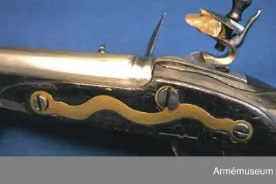 Pistol med flintlås.
Beslag av mässing. Laddstock av trä med mässingsbeslag. På kammarstycket ett krönt F samt bokstaven Ö. På kolvhalsen en mässingsmedaljong med Gustaf III:s krönta namnschiffer. På kolvhalsens H sida nummer 25 inskuret och på dess motsvarande bokstäverna V B. Vid kolvknappen en ring av järn fästad, pistolen tycks vara par med AM 1932:4769.