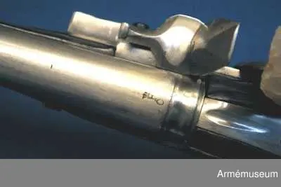 Pistol med flintlås.
Beslag av mässing. Laddstock av trä med mässingsbeslag. På kammarstycket ett krönt F samt bokstaven Ö. På kolvhalsen en mässingsmedaljong med Gustaf III:s krönta namnschiffer. På kolvhalsens H sida nummer 25 inskuret och på dess motsvarande bokstäverna V B. Vid kolvknappen en ring av järn fästad, pistolen tycks vara par med AM 1932:4769.