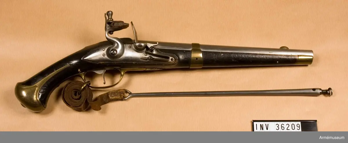 Projekt till räfflad pistol med tillhörande laddstock, krats och laddstocksrem. 
Loppet har 8 refflor. Beslag av mässing. På stockens V sida ovanför sidblecket är numret 12 inslaget.