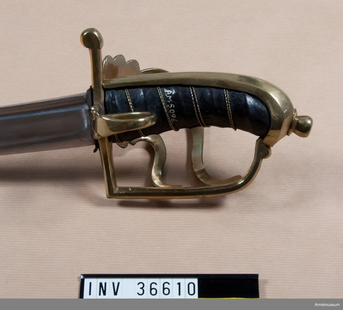 Sabel m/1759 för beridna jägare. Ursprunglig totallängd: 1040 mm. Ursprunglig klinglängd: 900 mm. Klingbredd upptill: 36 mm. Klingan är nu avbruten. 

Närmast ryggen har klingan en blodrand, men sedan är den skålslipad. 

Fästet är av mässing. Kaveln är klädd med svart läder och kring den går en bred spiralräffla 5 varv. I räffan befinner sig 2 mässingstrådar, båda är hoppsnodda av två parter, men den ena tråden är höger-, den andra västersnodd. Baktill har kaveln ryggbeslag, som framtill övergår i en låg kappa, vilket är försedd med en rätt stor nitknapp. 
Parerstången är rak och slutar baktill i en bredare knapp, på vars yttersida numret 21 är inslagen. Parerstången har liksom den från dess främre ända i rät vinkel utgående handbygeln åttkantigt tvärsnitt. På yttersidan finns en avlång, uppvikt parerplåt, vars kant är försedd med 5 st avrundade uddar. På utsidan har denna parerplåt 6 st räfflor, som gå ut i solfjäders form och som giva parerplåten ett musselliknande utseende. Från parerplåtens överkant gå 2 st S-formigt krökta spänger till handbygeln. På innersidan utgörs skyddet av en tumbygel, som nedtill är bredare och som där på utsidan pryds av 4 räfflor och vars kant slutar i 4 uddar. Arbetet påminner mycket om det på hirschfängare 1932:5094 och 1932:5138.