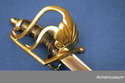 Sabel m/1759 för beridna jägare. Ursprunglig totallängd: 1040 mm. Ursprunglig klinglängd: 900 mm. Klingbredd upptill: 36 mm. Klingan är nu avbruten. 

Närmast ryggen har klingan en blodrand, men sedan är den skålslipad. 

Fästet är av mässing. Kaveln är klädd med svart läder och kring den går en bred spiralräffla 5 varv. I räffan befinner sig 2 mässingstrådar, båda är hoppsnodda av två parter, men den ena tråden är höger-, den andra västersnodd. Baktill har kaveln ryggbeslag, som framtill övergår i en låg kappa, vilket är försedd med en rätt stor nitknapp. 
Parerstången är rak och slutar baktill i en bredare knapp, på vars yttersida numret 21 är inslagen. Parerstången har liksom den från dess främre ända i rät vinkel utgående handbygeln åttkantigt tvärsnitt. På yttersidan finns en avlång, uppvikt parerplåt, vars kant är försedd med 5 st avrundade uddar. På utsidan har denna parerplåt 6 st räfflor, som gå ut i solfjäders form och som giva parerplåten ett musselliknande utseende. Från parerplåtens överkant gå 2 st S-formigt krökta spänger till handbygeln. På innersidan utgörs skyddet av en tumbygel, som nedtill är bredare och som där på utsidan pryds av 4 räfflor och vars kant slutar i 4 uddar. Arbetet påminner mycket om det på hirschfängare 1932:5094 och 1932:5138.