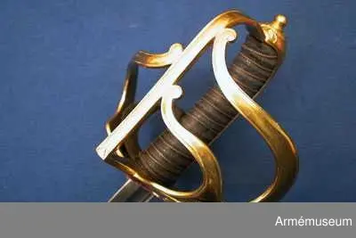 Klingbredd upptill 33 mm. Klingan är krökt och eneggad. Längs ryggen har den en blodrand och framför den en grund skålslipning. Blodranden slutar ungefär 28 cm ovanför udden till blodrandens slut är klingan slipad med egg även å ryggsidan. Fästet är av förgylld mässing. Kaveln är klädd med svärtat fiskskinn, och kring den går en spiralräffla 15 varv. Kaveln har baktill ryggbeslag, som upptill övergår i en låg kappa, vilken pryds med kraftigt ciselerat ornament i form av en stiliserad lagerkrans, vilken omger den lilla fasonerade nitknappen. Parerstången är rak samt har fyrsidigt tvärsnitt. Baktill avslutas den av en nedböjd knapp, vars kanter är ornerade med ciselerade spiraler. På parerstångens övre sida är siffran 3 inslagen. Från parerstångens främre ände utgår handbygeln i rät vinkel. Handbygeln har fyrsidigt tvärsnitt blir bredast framför kappans främre kant. På yttersidan finns en stor uppböjd parerplåt, på vilken finns en krönt oval sköld med tre kronor. Skölden omgives av stiliserade palm- eller lagerkvistar, allt i sicilerat arbete. Från parerplåtens övre spets går en spång, som är böjd i S-form. till handbygeln, som den träffar vid dess övre krök. På andra sidan om föreningspunkten förlängs spången av en liten avrundad utåtböjd flik. En annan liknande spång går fråm parerplåtens främre kant till handbygelns mitt. På innersidan finns en liknande men mindre parerplåt, från vars spets en S-formig spång går till handbygeln, vilken den träffar mitt emellan de ställen, där de båda ytterspängerna förenas med denna bygel. Ryggbeslaget, kappan, handbygelns främre sida, parerplåtarna och alla spänger har längs kanterna en ingraverad rand. På innersidan finns en tumrem, vars ena ände fasthålls av 6 varv av den kring kaveln gående silvertråden och vars ände är instucken mellan kaveln och parerplåten samt är försedd med ett hål, genom vilket tången går.