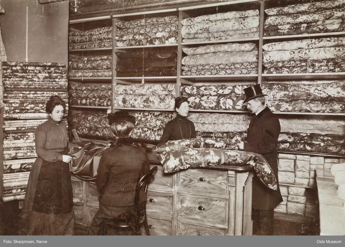 Gunerius Pettersen magasin, interiør, butikk, dyneavdeling, hyller, stoffer, ekspeditører, kunder