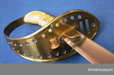 Klingan är till större delen av sin längd eneggad och skålslipad, men blir mot udden tveeggad och får ryggar. Klingbredd upptill: 31 mm. 

Fästets beslag är av mässing. Kaveln är klädd med vitaktigt läder och har sex räfflor. Genom den tredje nedifrån går en nit genom kaveln. Baktill har kaveln ryggbeslag, som upptill övergår i en avrundad kappa. På kappans översida finns en ganska stor, oval nitknapp. Nedtill går ett ringliknande mässingsbeslag kring kavel och ryggbeslag. 
Parerplåten är på det bredaste stället 9 cm. bred. Framtill slutar den i en liten snibb, som är lindrigt nedåtböjd. På undersidan är parerplåtens kanter förhöjda, men dessa förhöjningar slutar baktill en liten bit från den ovan omtalade snibben och fortsätter framtill in på handbygelns nedersta del. Framför kaveln finns två horisontala springor för handremmen och bakom kaveln genombryts parerplåten av två liknande springor för handremmen. Längs parerplåtens kanter, från springorna för handremmen till något under handbygelns mitt, finns vid varje kant 11 runda hål. Ovanför det översta hålparet sitter två hål i rad och längs bak, bakom springorna för handremmen, sitter ett ensamt hål. Från parerplåtens undersida går ett par rätt breda, nedtill avrundade styrskenor ut nedåt. På parerplåtens undersida bakom klingan står J. S. och F. B. 

Enligt anmärkning i 1888 års tryckta katalog skiljer sig detta vapen från projektmodellen, AM 39853, genom att fästet är rymligare.