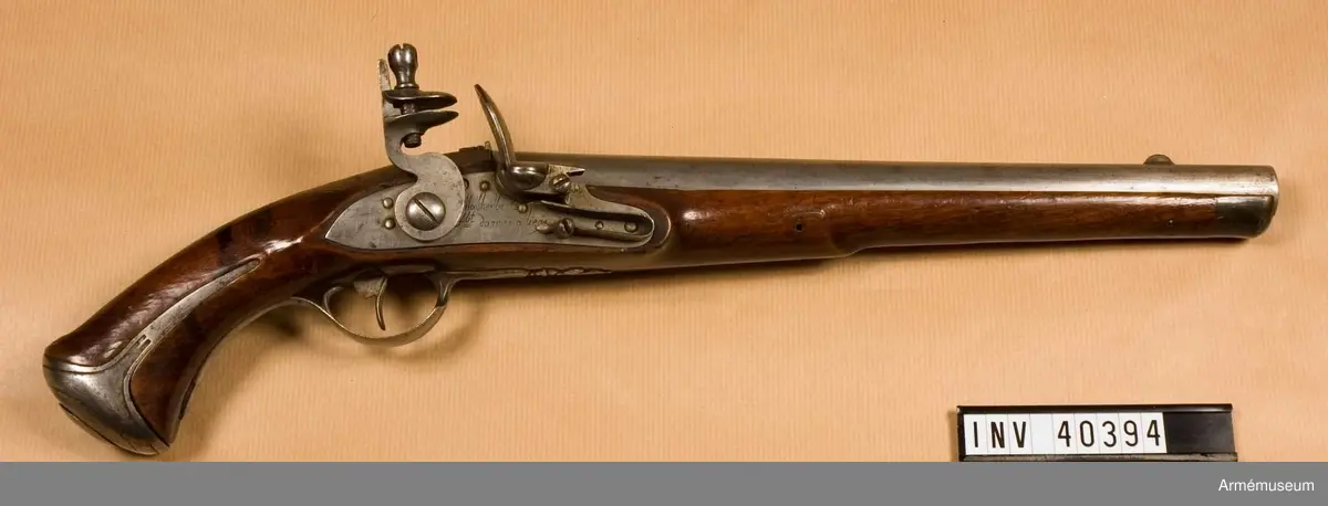Grupp E III c.
Pistol för löskolv från 1800-talets början. Tillh Cardell. På pipornas översida i förgylld text "v: Cardell". Låsblecken signerade "Malherbe fbt d'armes à Liège". Beslag av järn. Pipa med räfflat lopp.