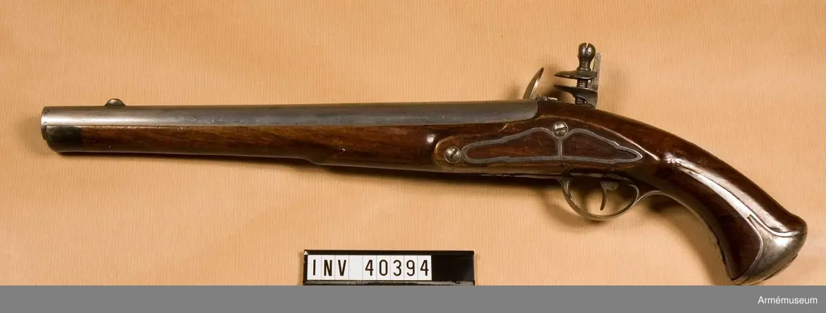Grupp E III c.
Pistol för löskolv från 1800-talets början. Tillh Cardell. På pipornas översida i förgylld text "v: Cardell". Låsblecken signerade "Malherbe fbt d'armes à Liège". Beslag av järn. Pipa med räfflat lopp.