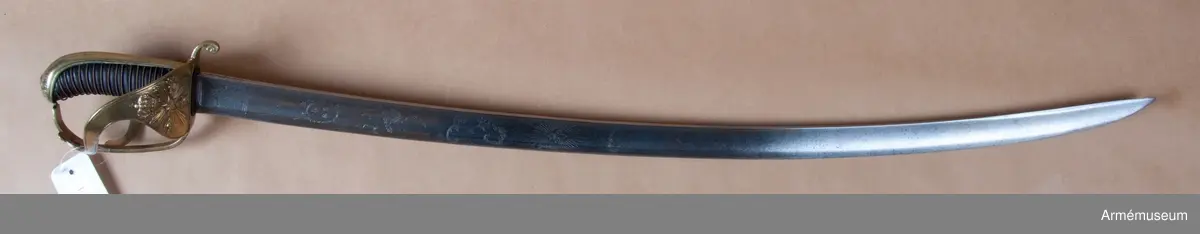 Sabel med förgyllt fäste, klinga med dekor i form av franska liljor.