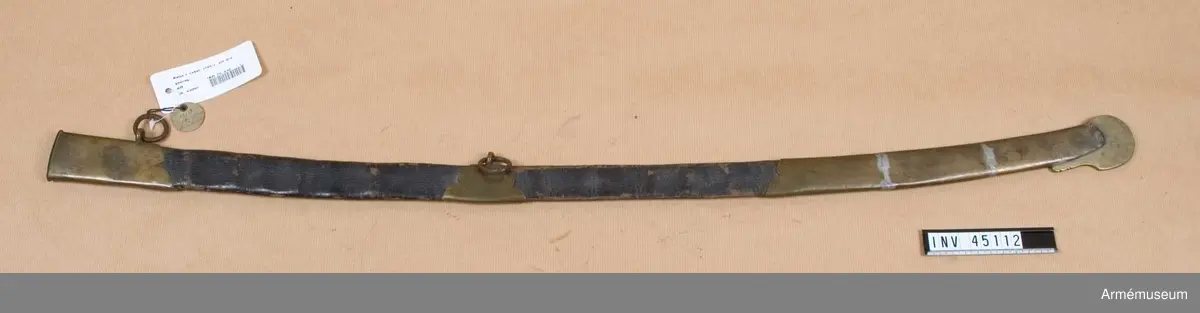 Balja av läder med tre mässingsbeslag och två koppelringar av järn.