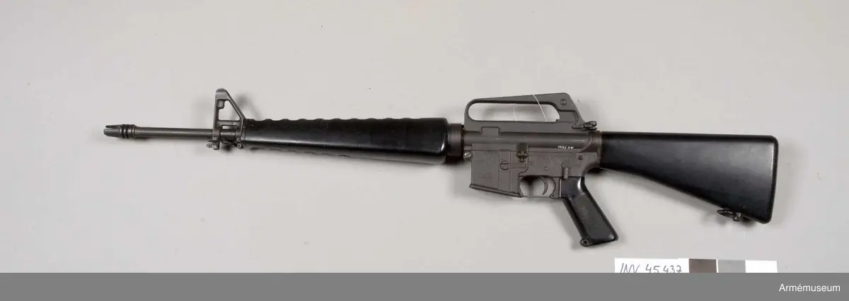 Grupp E IV.
Automatkarbin model Colt AR-15 SP1. USA. Kal 223. Pipans längd (inkl mynningsbrom) 54 cm. Tillverkningsnummer 13066.