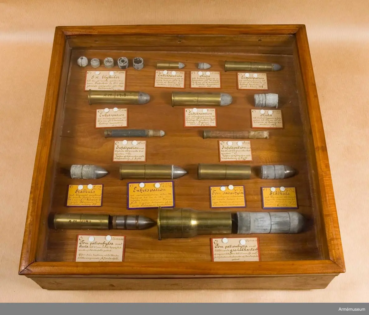 Grupp E V.
Blykula till espignol konstruerad av norske kapten Fredriksen 1841.

Ur Spaks katalog 1914:
C 941 5 st blykulor av olika storlek och form för espignol av den norska kaptenen Fredrikséns projekt 1841*.
(Jmfr danska espignolen A 266).

*Kulorna äro längs sin axel genomborrade och alla, utom den främsta, fyllda med mjölkrutssats. Emellan varje kula inlades ett lager krut, och antändningen skedde från mynningen medelst ett friktionsrör (C 765), som insattes i den främsta kulans urborrning, varefter kuorna utskjötos med en paus av 30 sekunder.
2019-12-09 EW