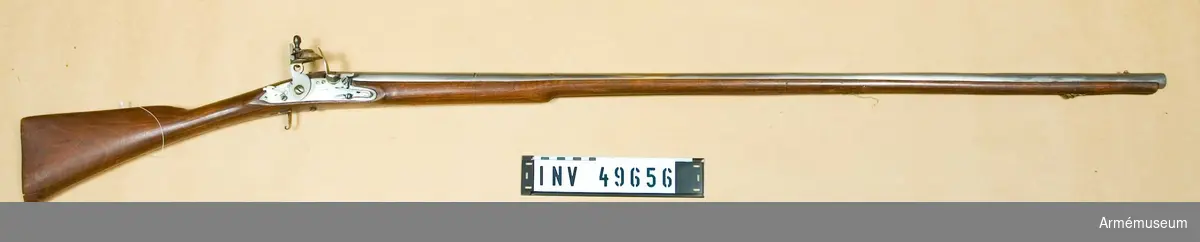 Grupp E XIV.
Loppets relativa längd är 68,1 kal. Afrikanskt gevär med flintlås. Bakplåt, varbygel, rörkor och  laddstock fattas. Låsblecket är platt och signerat "BARKER". På  pipan och kolven återfinns nummer "233".