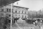 Högtidlig invigning av Anders Knape Hanssons byst den 17 juni 1879 framför gamla barnhusbyggnaden på Gustafsberg, Uddevalla