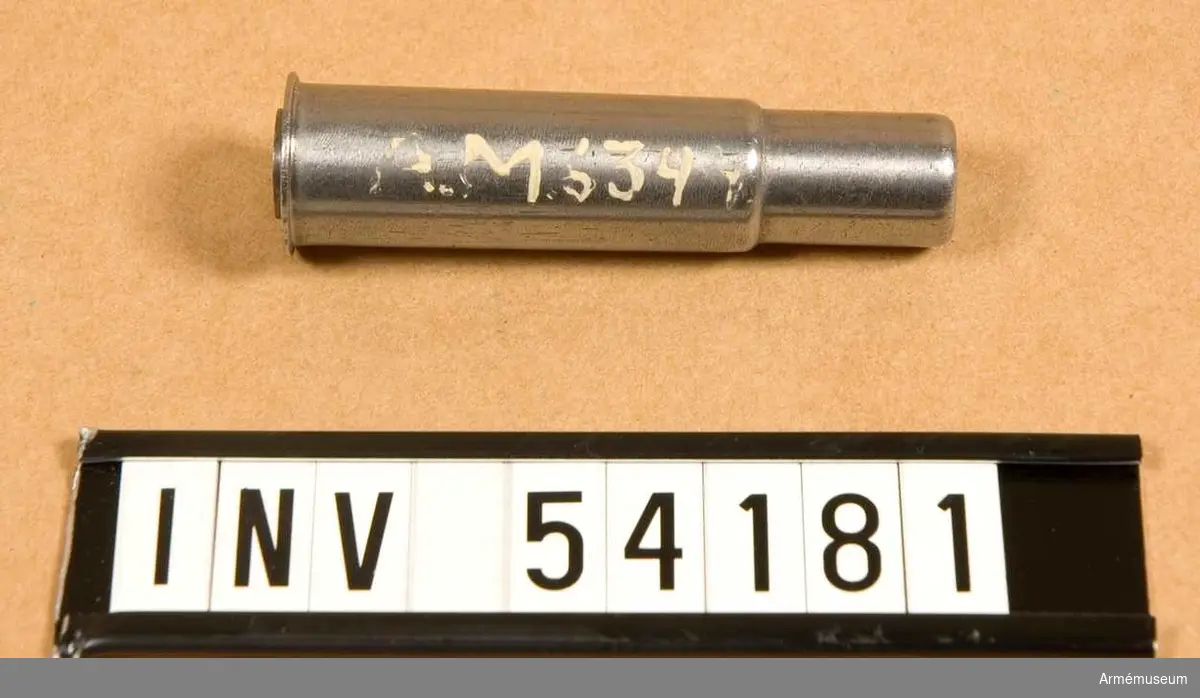 Grupp E VIII.
Ingår i en sats instrument för besiktning av 10,15 mm  kammarskjutningsgevär m/1884. Satsen omfattar schampluner för hane, slutstycke, avtryckare,  släptång, lådans yttre och inre dimensioner, svansjärn och  patronläge samt gängtapp, bajonetttolk, kalibertolkar,  brillor,mynningshylsa, sikte, tolk till sikte och siktskåra, 28  tolkar till besiktning, sifferstansar, borrstål och div.  verktyg.