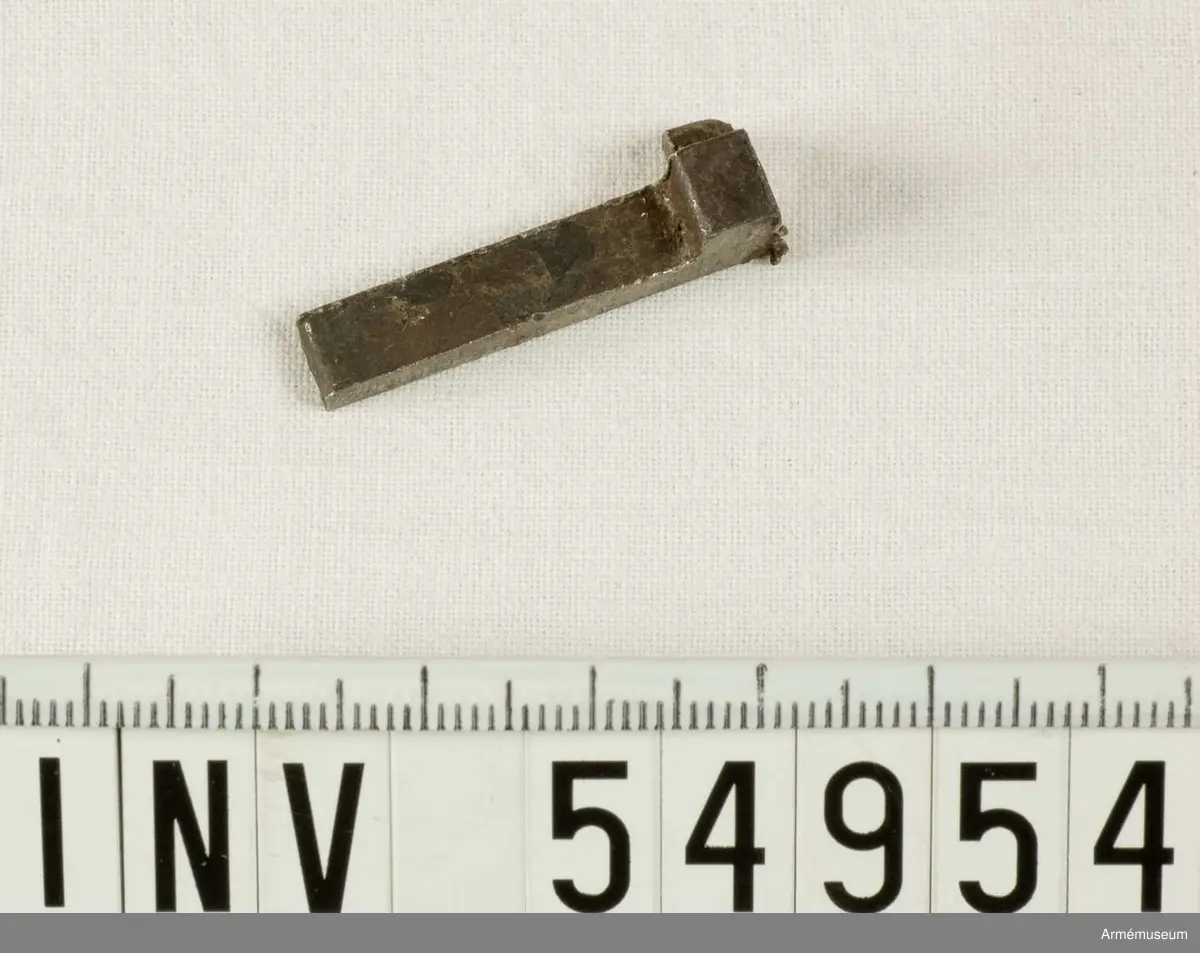 Grupp E VIII. 

Del till pipa. Nr 4 (av tio) i tillverkningsordningen.
Gevärsdel t 1867 års gevär m/1867; en av c:a 400 delar.