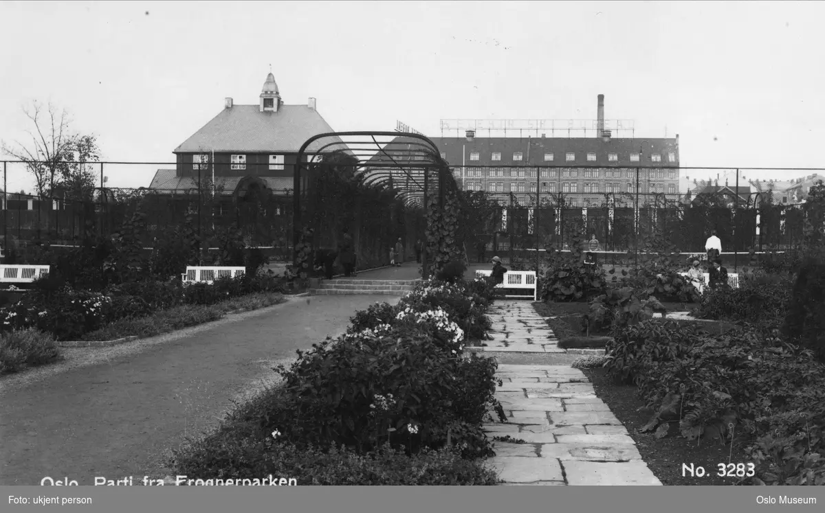 park, grusgang, benker, mennesker, blomsterbed, tennisbane, Frogner stadion, fabrikkbygning