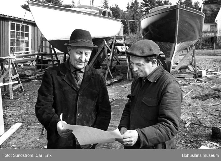 " Foto: Carl Erik Sundström
 DAGENS NYHETER, GÖTEBORG
 13 mrs 1963
 Reprod.rätt förbehålles "

"Carl Andersson t.v. (grundare av Vindövarvet) med sonen Karl-Erik."