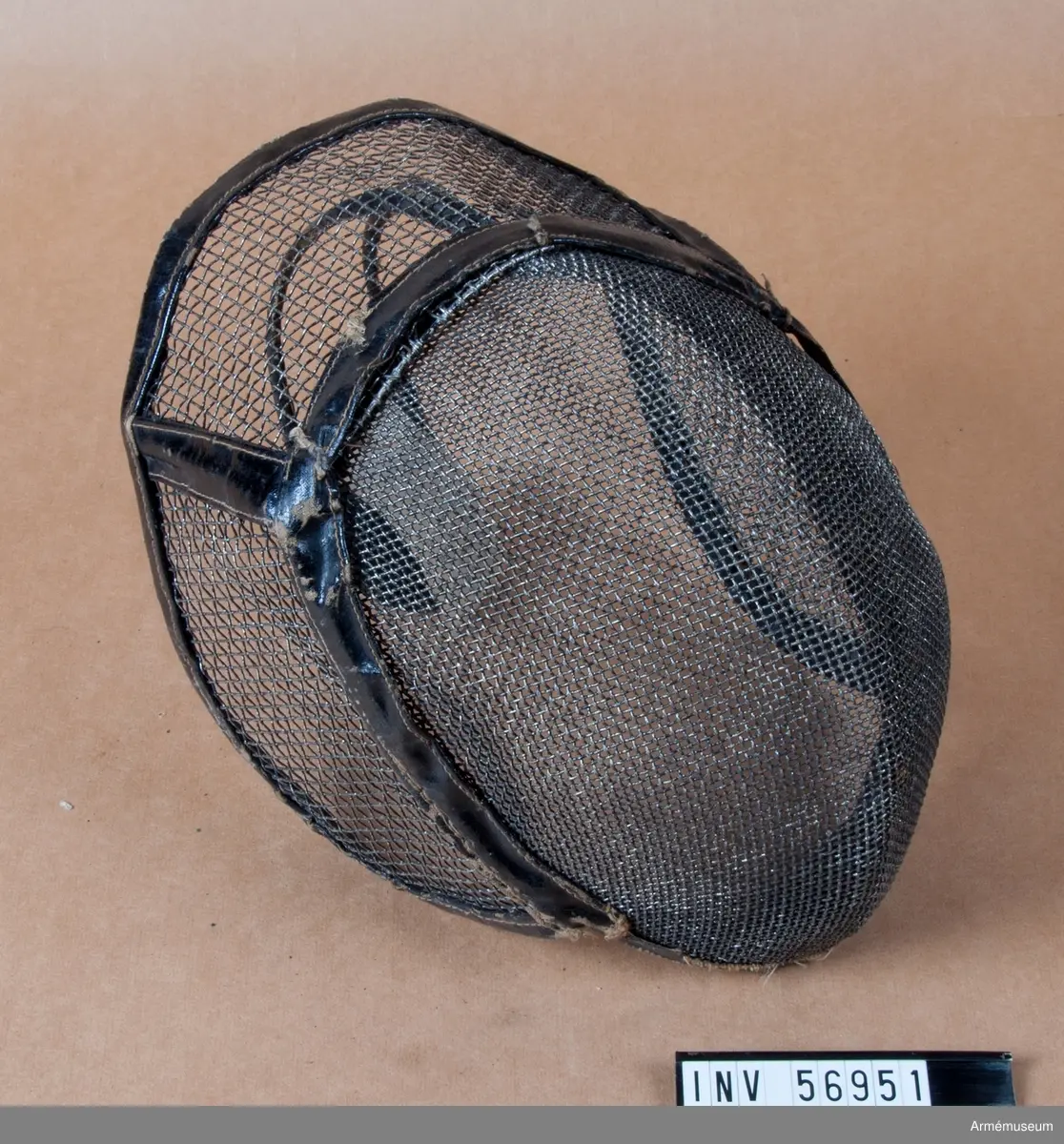 Grupp D III.
Fäktmask omkring 1930.
Bavetten saknas.