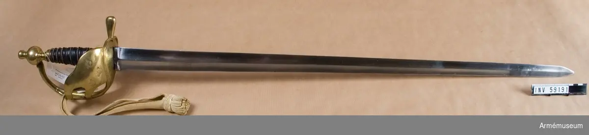 Pallasch med mässingsfäste.