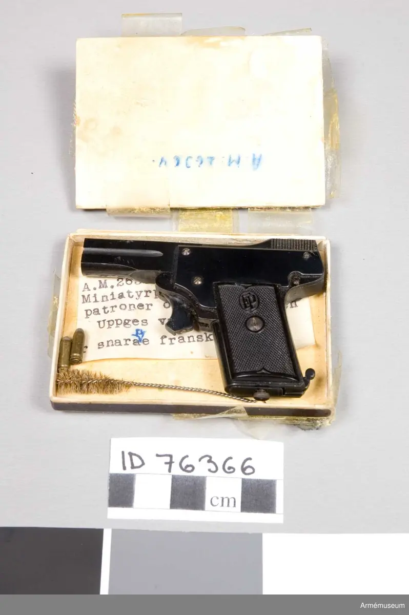 Grupp E III.
Miniatyrpistol. Världens minsta automatpistol, kallad Kolibri. 