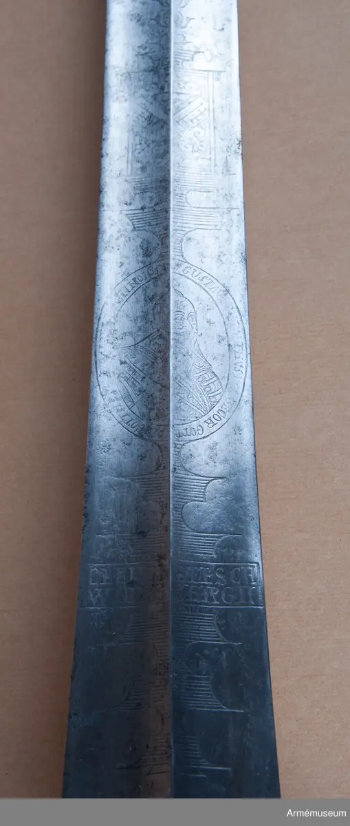 Klingan är tveeggad med höga ryggar. Upptill är den ganska bred, men smalnar av rätt kraftigt mot spetsen. På bägge sidor är den upptill prydd med etsade  ornament samt på yttre sidan med en bild av Bernhard av Weimar inom medaljongram. Högre upp på samma sida finns inskriften "ME FECIT SOLINGEN 1652" inom rektangulär ram. På innersidan finns, utom ornamenten, Gustaf II Adolfs porträtt inom samma sorts ram som porträttet på yttersidan samt längre upp inskriften "...HENS  TESCH WIERSBERG" inom rektangulär ram. De tre första bokstäverna är utslipade. Omskrifterna kring bägge porträtten är till stor  del oläsliga. Klingan är daterad till 1652. 

Fästet är av förgyllt järn och från 1620-30. Knappen är åttkantig med svagt försänkta kanter och har närmast formen av ett uppifrån något tilltryckt klot. Nitknappen är hög, men av senare datum än resten av fästet. Halsen har upp och nedtill en skivliknande förstärkning. 
Kaveln är spolformig. Upp- och nedtill har den en omkring 6 mm bred krans av överspunnen järntråd, men i övrigt är den lindad med tre järntrådar av vilka en är grov och två är fina. Alla är hopsnodda av två parter. Den grova och en av de smala är snodda åt samma håll, men den andra smala åt det motsatta. Kaveln är av senare tillverkningsdatum än resten av fästet. Parerstången har fyrkantigt tvärsnitt, är vertikalt S-formigt och vidgas vid ändarna. Den främre änden är starkt svängd inåt, den bakre utåt.
Handbygeln har också fyrkantigt tvärsnitt  och en kant går som rygg på respektive ytter- och innersidan. På mitten är handbygeln rätt starkt utvidgad. Dess övre ände är utbildad till en sorts uppåtvänd knapp och vidrör, men är ej fäst vid fästets knapp. 
Från korset går både fram och bak en rätt stor fingerhake nedåt. Från fingerhakarnas ändar utgår på yttersidan en stor parerbygel som är ställd snett uppåt, så att dess övre kant står högre än korset. På innersidan är denna bygel flat, men på yttersidan har den en rygg och på mitten är den utvidgad.
Parerbygeln är  utfylld med en vacker, närmast nätaktigt genombruten kupig parerplåt. Från bygelns övre kant utgår litet framför mitten en på inre sidan flat, men på yttre sidan med rygg försedd spång, som går till handbygeln, vilken den träffar på mitten. Också på innersidan av fästet finns en med genombruten parerplåt utfylld bygel, vilken dock är mindre än den på yttersidan och vars övre kant står åtskilligt lägre än korset. 
Från överkanten utgår en bit på vardera sidan om mitten en spång, vilkas spänger uppåt förenar sig till en tumbygel, vilken går i båge till korset. Klingan, som saknar ansats, har inte urspungligen hört samman med fästet. Fästet är minst 20 år äldre än klingan.