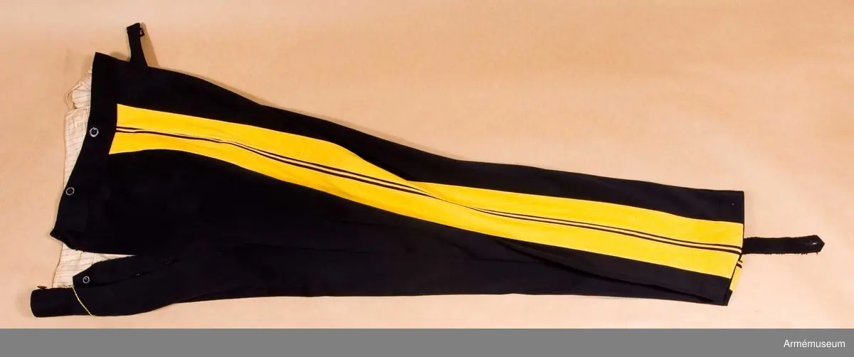 På insidan av slejfen på byxornas baksida finns en etikett med text: "G. U. HEURLIN & Cie 21/12 Stockholm 08 Generalmajor Silverstolpe".