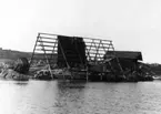 Skrivet på baksidan: Bohuslän.

Torkställning för vaden. (Vadbock)