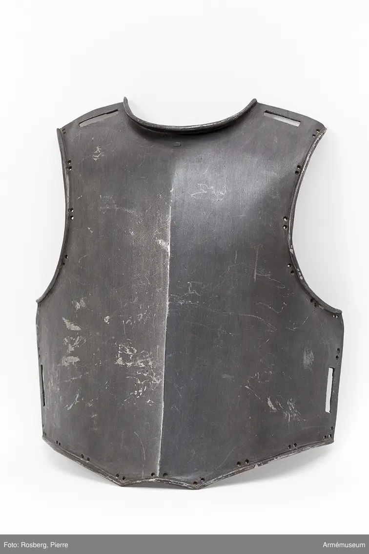 Grupp D IV.
Bröstharnesk, 1683 ca. På framsidan mästarestämpel E S .: ej synligt kulmärke. På  insidan till vänster kronstämpel, till höger 18.