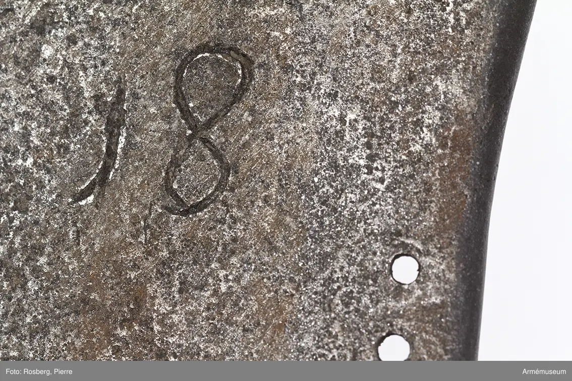 Grupp D IV.
Bröstharnesk, 1683 ca. På framsidan mästarestämpel E S .: ej synligt kulmärke. På  insidan till vänster kronstämpel, till höger 18.