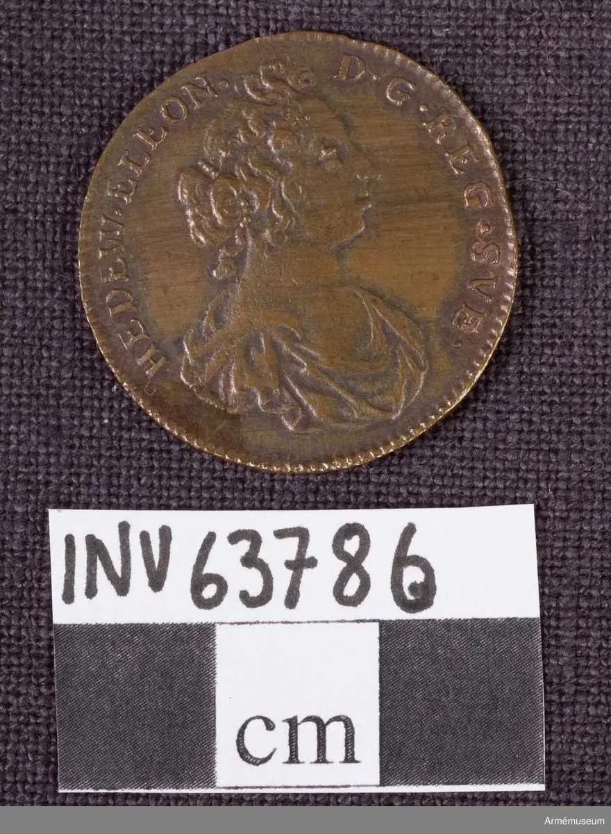 Medalj av 6. storleken. Drottning Hedvig Eleonora. Freden i Kardis den 21 juni 1661. Medaljen är av brons och pärlkantad på båda sidor.

ÅTSIDAN: "HEDEW.ELEON. D.G.REG.SVE". Bröstbild åt höger med pärlsnöre i nackhåret samt mantelveck.

FRÅNSIDAN: "IN.VOMERES.CONFLENTVR". En värja och en sabel ligger i kors på trädbevuxen mark. I avskärningen "PACE.INITA.CARD.1661".