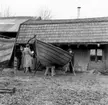 Fotot ät taget: 1958-11-12 - 1958-11-13
Skötbåt byggd av båtbyggare Arvid Engström 1901 för fiskare K. F. Juhlberg, båda från Vaxholm.
Stockholms högskolas kurs i båtuppmätning 12-13 Nov. 1958.