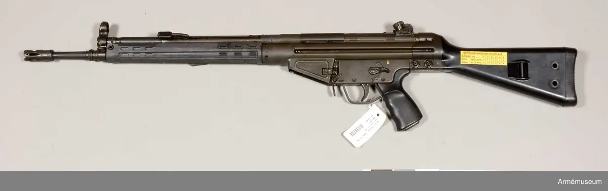 Automatkarbin Ak4 bestående av:  1 automatkarbin AK 4, 4 magasin, (magasinet rymmer 20 patroner), 1 gevärsrem m knapp, 1 karbinhake, 1 tilläggshake, 1 läsklina m fodral, 1 borstviskare, 1 läskända, 1 universalnyckel, 1 låsbult f underbeslag, 2 fjädrar f utdragare, 1 utdragare, 1 fjäder f tändstift, 1 låsbult f kolv, 1 etui av plast f tillbehör och reservdelssats, 1 mörkerriktmedel m fodral.