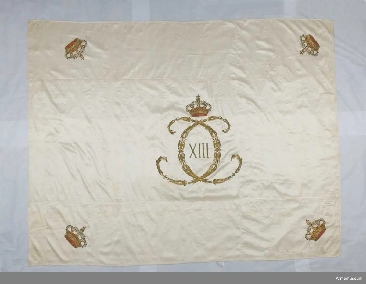 Duk: Tillverkad av enkel vit sidenkypert, sydd av tre horisontella våder. 

Dekor: Broderad, Karl XIII:s namnchiffer, dubbelt C inringande XIII, krönt med sluten krona. Slutna kronor i hörnen. Dukens ytterkant skodd med vitt siden, 15 mm bred.
