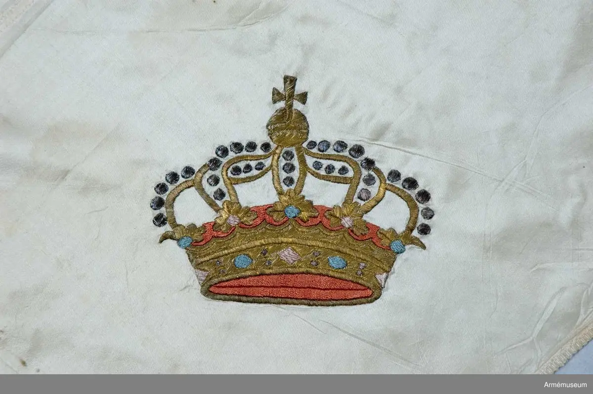 Duk: Tillverkad av enkel vit sidenkypert, sydd av tre horisontella våder. 

Dekor: Broderad, Karl XIII:s namnchiffer, dubbelt C inringande XIII, krönt med sluten krona. Slutna kronor i hörnen. Dukens ytterkant skodd med vitt siden, 15 mm bred.