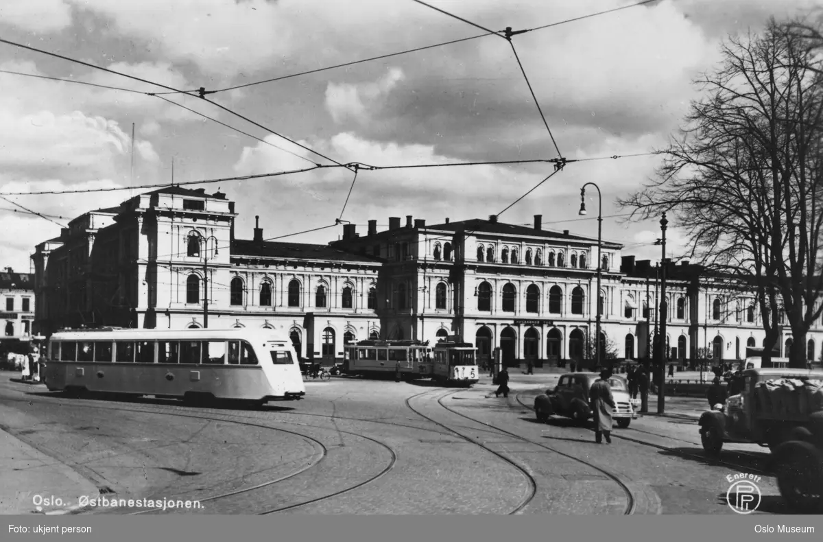 Østbanestasjonen, gateliv, trikker, biler, mennesker