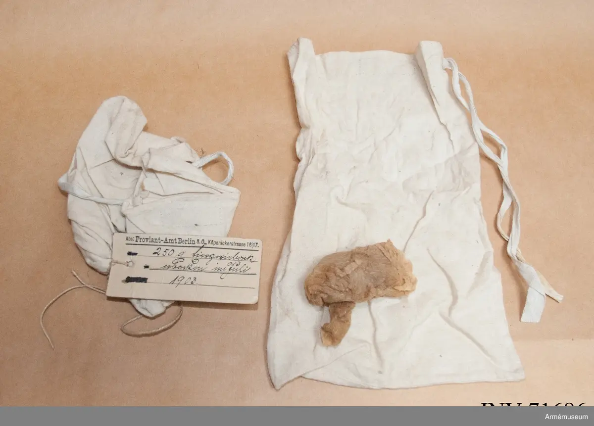 Innerhåller stövlar m/1884, långkalsonger m/1903, instrumentbok, tre delar till tältstång, tältpinnar, två matpåsar tre dosor för fett, en påse i kläde, ett kokkärl och en konserv. 
En del av utrustningen är från år 1904.

I de två hörnen på locket finns små fickor för patroner och tältutredningen förvaras i ett separat fodral som knäpps fast under locket.

Stövlarna är märkta "3.G.R." på flera ställen och "1884". Sulorna är stämplade "29" och "9½". De är sydda med köttsidan utåt och sulorna är pliggade med träpligg samt försedda med klackjärn. På den ena stövelns hälla bak sitter en etikett med text: "Tyska stöflar bekommna år 1884".

Långkalsongerna är 115 cm långa, har en bakficka på högra sidan och en mindre framficka för fickur samt ett tygband för att fästa urets kedja. De är tillverkade i kypertvävd bomulls och har bomullsband vid anklarna och i linningen samt knappar för hängslen och i gylfen. Knapparna är tillverkade i zink. De är på insidan märkta "B.A.G. 1903". Urfickan och bandet i linningen daterar dem till m/1903.

Den vidhängande boken beskriver hur utrustningen ska packas. Boken heter: "Vorschrift über den gebrauch der Infanteriausrüstung m/95 (inf. U.)". Tryckt 1899 i Berlin.

Fodralet till tältdelarna är av m/1896 och tältstångdelarna samt tältpinnarna m/1902. Kokkärlet är av m/1910.

Dateringar och information enl. Ulrich Herr, The German Infantry from 1871 to 1914, vol. 1.