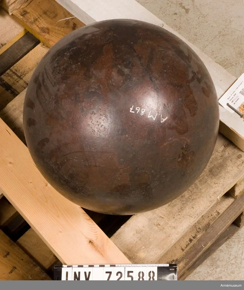 För slätborrade framladdningskanoner för marinen.
Det underlag, varpå kulan vilar, har följande inskrift: "Gustavus Vasa Fox fann denne kula bland Sumters ruiner. Den inkastades från Monitorflottan 1863". "Till Kongl. Svenska Museum från John Ericsson, Newyork 1865".