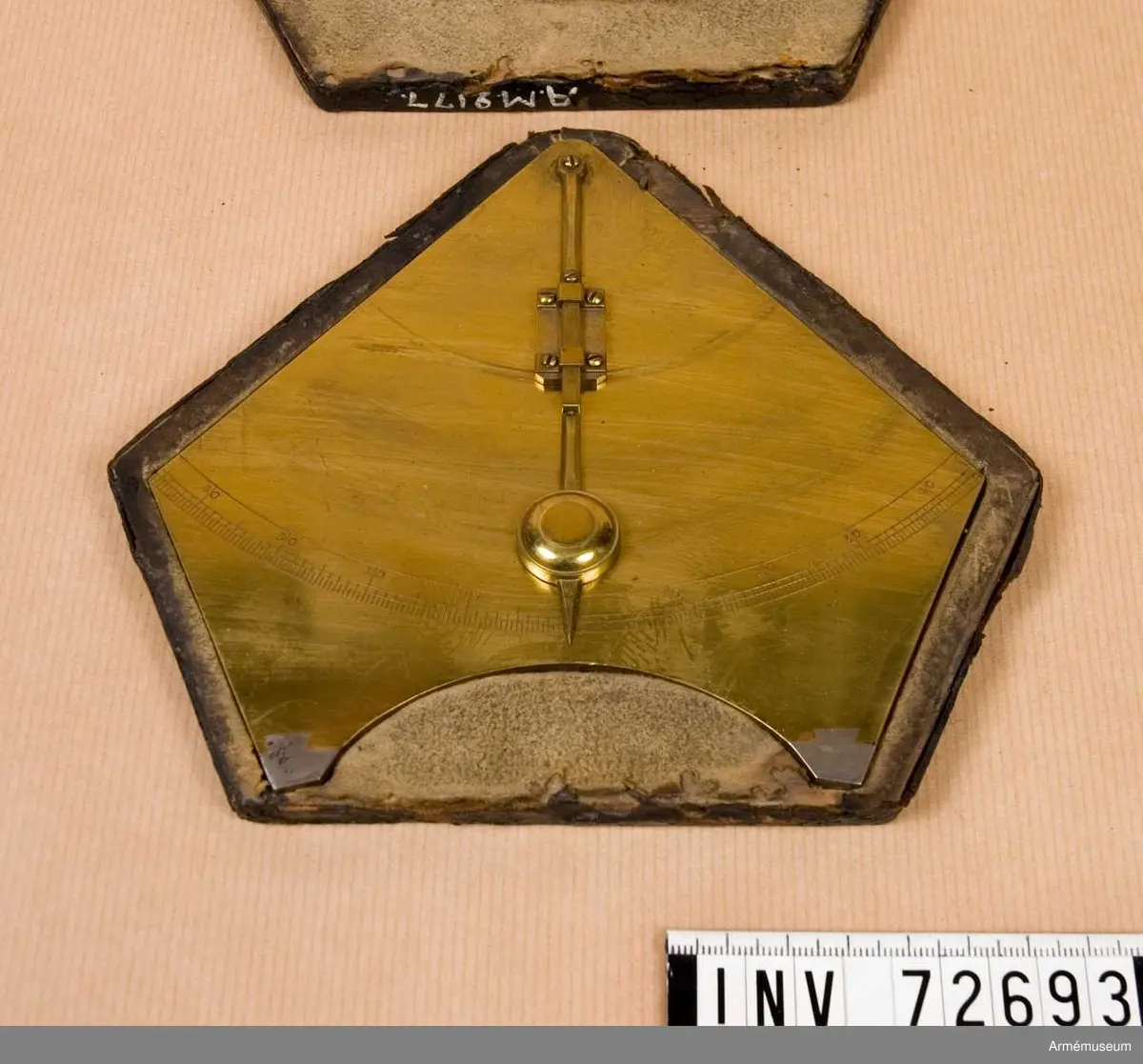 Grupp F.III.
Samhörande: Fodral 1 st.  Är lik AM. 2174-2176, men omärkt och med raka sidor; högt valv och stålspetsar.