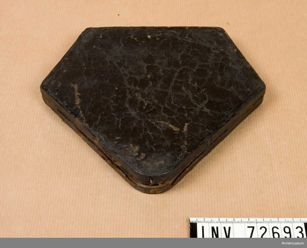 Grupp F.III.
Samhörande: Fodral 1 st.  Är lik AM. 2174-2176, men omärkt och med raka sidor; högt valv och stålspetsar.