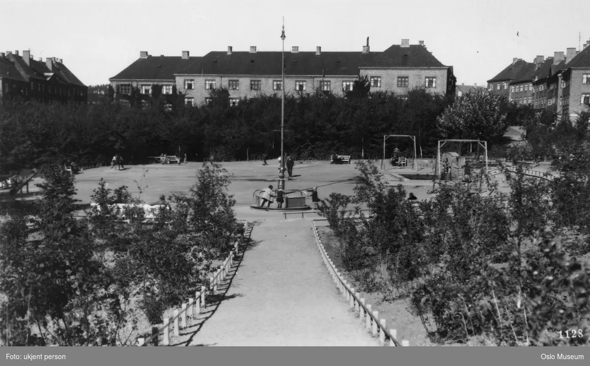 Torshovparken, lekeplass, bygårder