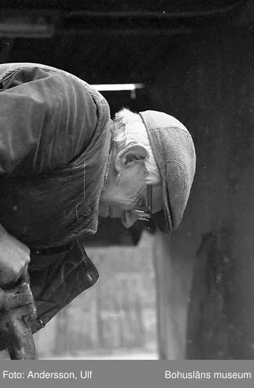 Bohusläns samhälls- och näringsliv. 2. STENINDUSTRIN.
Film: 12

Text som medföljde bilden: "Ritsning".