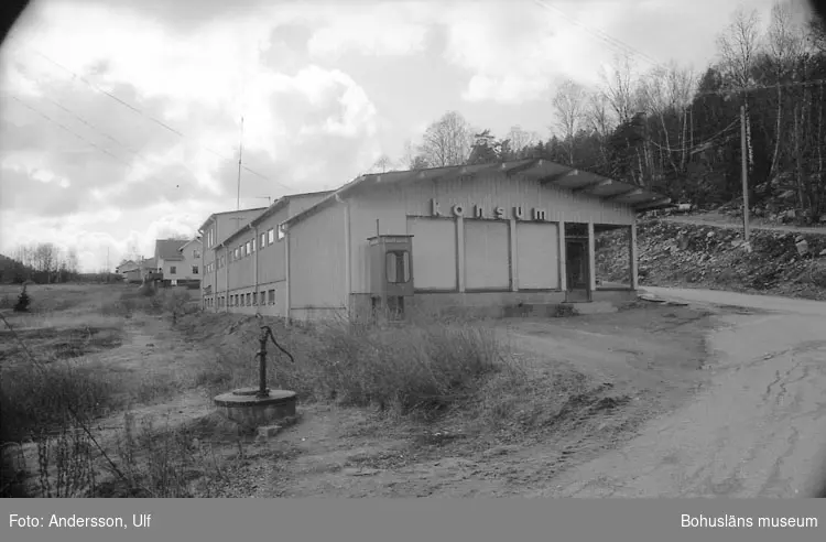 Bohusläns samhälls- och näringsliv. 2. STENINDUSTRIN.
Film: 13

Text som medföljde bilden: "Konsum".