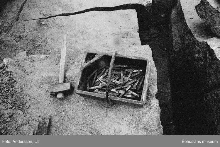Bohusläns samhälls- och näringsliv. 2. STENINDUSTRIN.
Film: 20

Text som medföljde bilden: "Slägga, kil och block. April 1977."