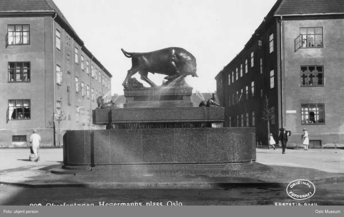 gateløp, bygårder, fontene, okseskulptur, mennesker