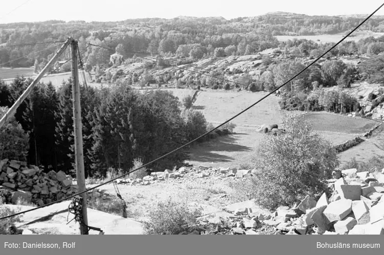 Bohusläns samhälls- och näringsliv. 2. STENINDUSTRIN.
Film: 58

Text som medföljde bilden: "Stenhuggeri: Sotenäset. Foto R.D. Amdal 1979 sommaren".