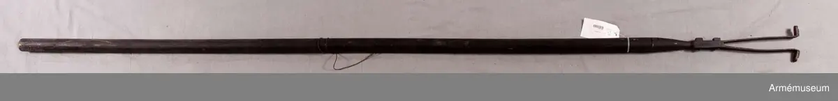 Grupp F:III.(överstruken) V. 
Reffelskrapa, med mässingsskär till 8,cm. refflade framladdningskanoner.m/1863.
