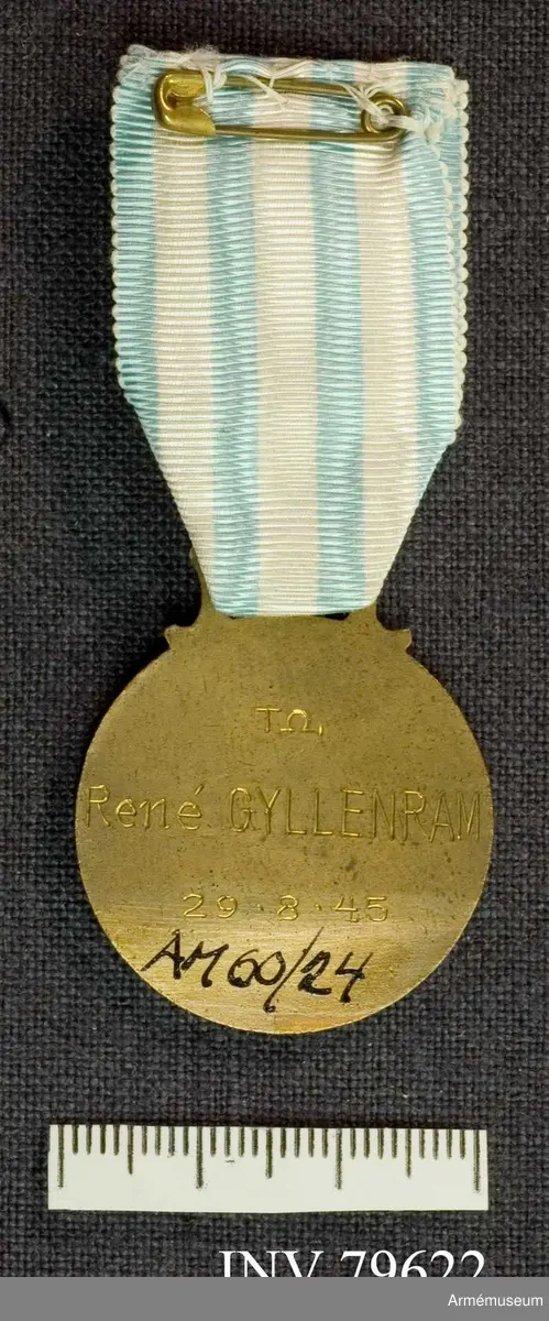 Bronsfärgad medalj med blå-vitt sidenband. På medaljens framsida Röda korsets emblem i röd-vit emalj samt text på grekiska i blå emalj. Dekor föreställande en skadad soldat och en kvinna med ett barn i famnen.

På medaljens baksida står präglat: "TO René GYLLENRAM 29 . 8 . 45".